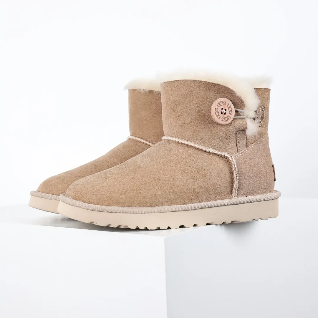 Pick up locally 💰560 Core recommended good price It is a very suitable choice for home furnishings. In the new year, uug launched a series of styles, which are partial to the preferences of young consumers and have also moved to the forefront of fashion trends. Shoe body material: water-repellent coated suede upper, 17 mm UGGPURE™ implantable wool insole, lightweight non-slip and comfortable rubber outsole, with brand LOGO and trademark, with full packaging Size: 35 36 37 38 39 40